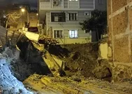 Bayrampaşada alarm! Bir binanın istinat duvarı çöktü bir bina boşaltıldı
