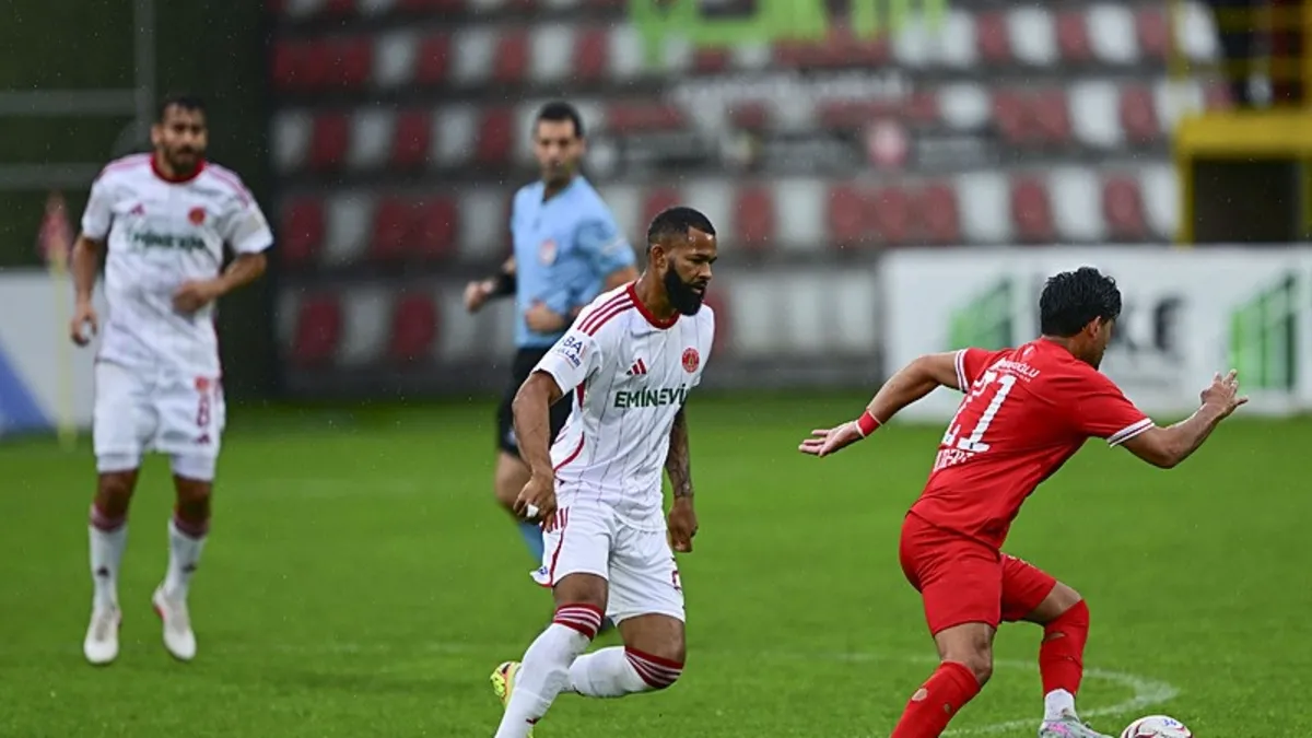 Trendyol 1. Lig'de sağanak nedeniyle Ümraniyespor-Boluspor maçına ara verildi