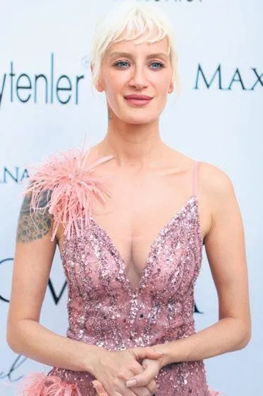 en-anlamli-defile-wilma-elles-yara-bere-icinde-sahneye-cikarak-kadina-siddete-hayir-mesaji-verdi-1687552099971.jpeg En anlamlı defile! Wilma Elles yara bere içinde sahneye çıkarak "Kadına Şiddete Hayır" mesajı verdi...-6