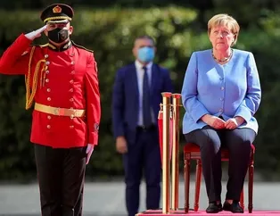 Merkel resmi törene oturarak katıldı