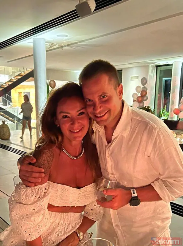 Pınar Altuğ bikinili yakalandıktan sonra bu kez de minili 'sen sus...' 47'lik Pınar Altuğ 20'likleri cebinden çıkarmaya devam ediyor - 10