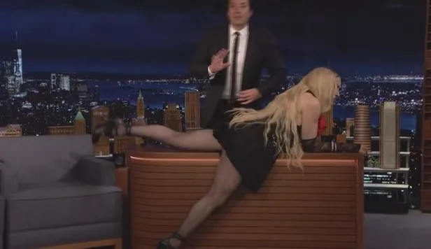 Madonna şov uğruna tüm dünyaya maskara oldu! Artık zıvanadan çıktı yayında önce masaya uzandı sonrada eteğini kaldırarak...-6