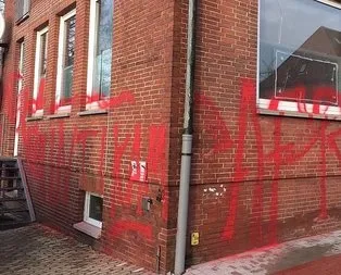Cami karşıtı ırkçılar