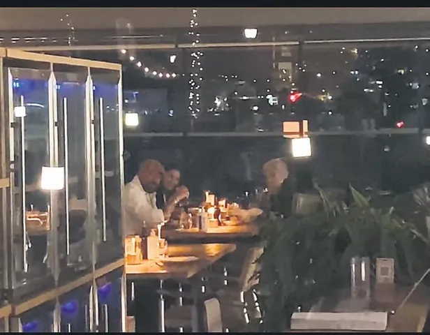 Aslı Enver, önceki akşam sevgilisi Önder Öztarhan ve annesi Deniz Öztarhan'la yemekte görüştü-4