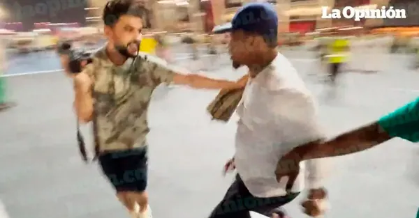 2022-dunya-kupasinda-efsane-futbolcu-samuel-etodan-skandal-hareket-youtuberin-yuzunu-tekmeledi-1670320945546.jpg 2022 Dünya Kupası'nda efsane futbolcu Samuel Eto'dan skandal hareket! YouTuber'ın yüzünü tekmeledi-2