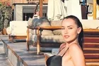Fahriye Evcen siyah sırt dekolteli mayosuyla sosyal medyada beğeni yağmuruna tutuldu!