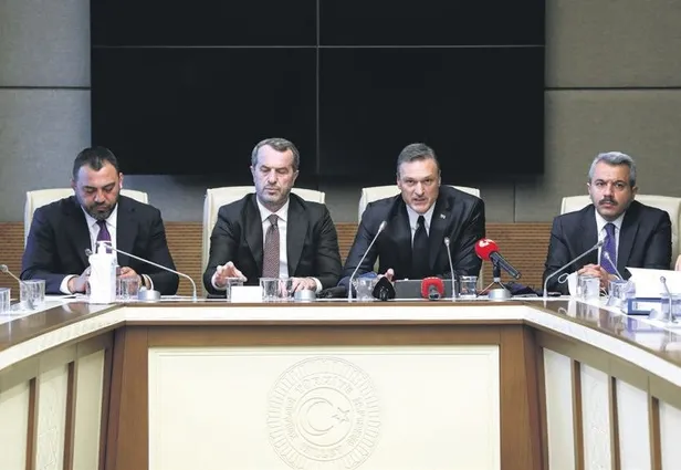 trabzonspor-teknik-direktoru-abdullah-avcidan-besiktas-maci-oncesi-oyuncularla-toplanti-yapti-1648681378581.jpeg Trabzonspor Teknik Direktörü Abdullah Avcı'dan Beşiktaş maçı öncesi oyuncularla toplantı yaptı-10