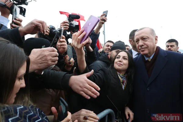 SEVGİ GÖSTERİSİYLE KARŞILANDI Otel önünde toplanan Türkler, Erdoğan'ın gelişi sırasında ellerinde Türk bayraklarıyla tezahürat yaparak sevgi gösterilerinde...