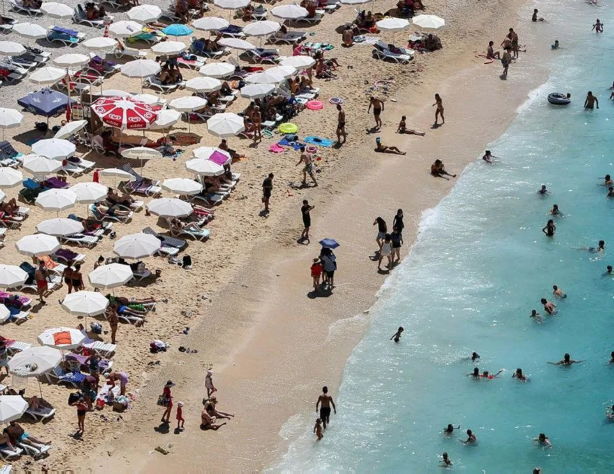 Ünlü plajda adım atacak yer kalmadı