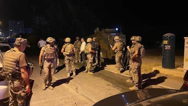 Son dakika: Mersin Mezitli'deki polisevine alçak saldırı! Kadın teröristlerin bomba düzeneğini bıraktıkları anlar ortaya çıktı-18