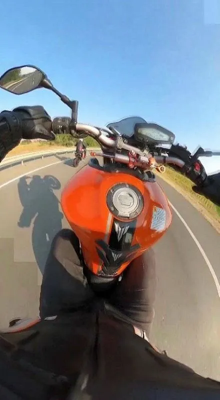 Maltepe'de tek teker üzerinde ilerleyen ve makas atan motosikletli maganda kamerada-1