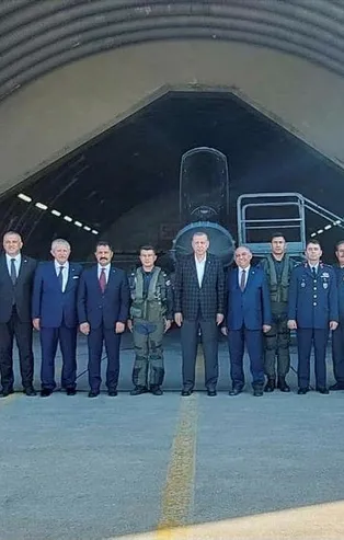 Başkan Erdoğan Merzifon 5. Ana Jet Üssü’nde Amasya protokolü ve pilotları ziyaret ederek hatıra fotoğrafı çekildi