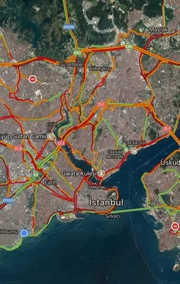 İstanbul'da yağmur yağdı, trafik kitlendi