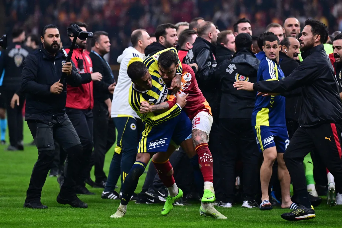 galatasaray-fenerbahce-derbisi-dunya-basininda-osimhen-ve-saha-olaylari-mansetlerde-1793085722677.jpg Avrupa derbiyi konuşuyor: "Öfke patlaması" İşte atılan manşetler-5
