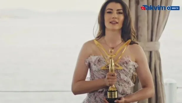 Sen de mi be Burcu Özberk! Sanılanın aksine Burcu Özberk de estetik harikası çıktı... İşte Burcu'nun estetiksiz hali