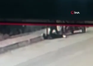 Hatay’da kan donduran olay kamerada! Baba oğlunu yol kenarında bıçaklayarak böyle öldürdü
