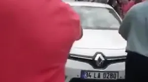 İzmir'de CHP'liler TRT aracına saldırdı