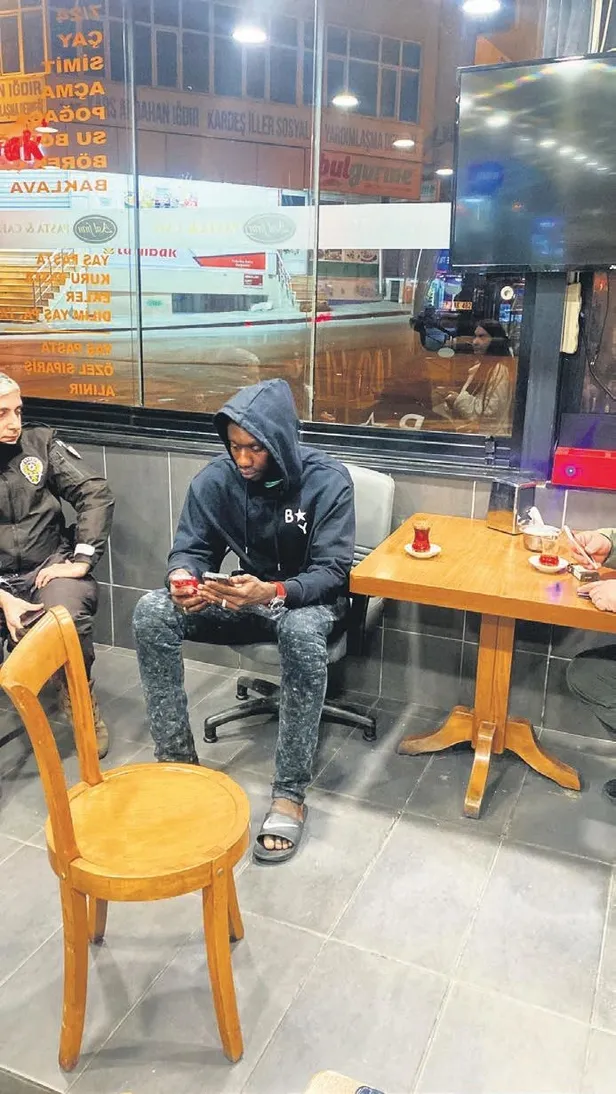 seyma-nur-guner-annesi-dr-beyhan-gunerin-izinden-gitti-mezuniyet-sonrasi-da-annesinin-asistanligini-ustlendi-1672699867030.jpeg Şeyma Nur Güner, annesi Dr. Beyhan Güner’in izinden gitti! Anne kız artık aynı hastanede-2