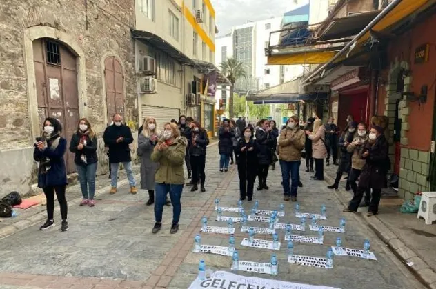 Eğitimcilerden İzmir Büyükşehir Belediye Başkanı Tunç Soyer'e karşı 'daimi iş' eylemi