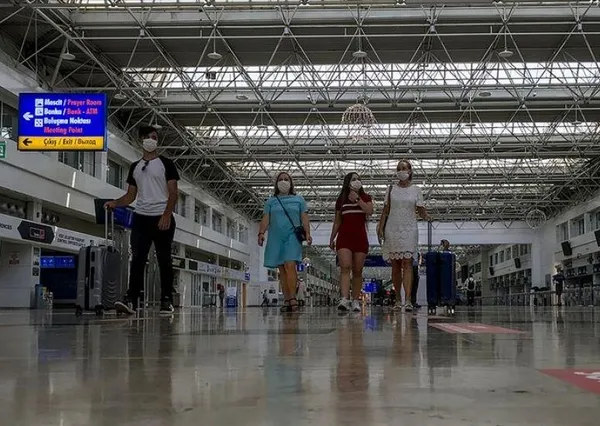 İstanbul'da seyahat acentelerinin önü, akşam saatlerinde 'kaçak tur' stantları ile doluyor-1