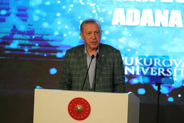 Başkan Recep Tayyip Erdoğan gençlerle birlikte 'Aşık Veysel'in Uzun İnce Bir Yoldayım' türküsünü söyledi-1