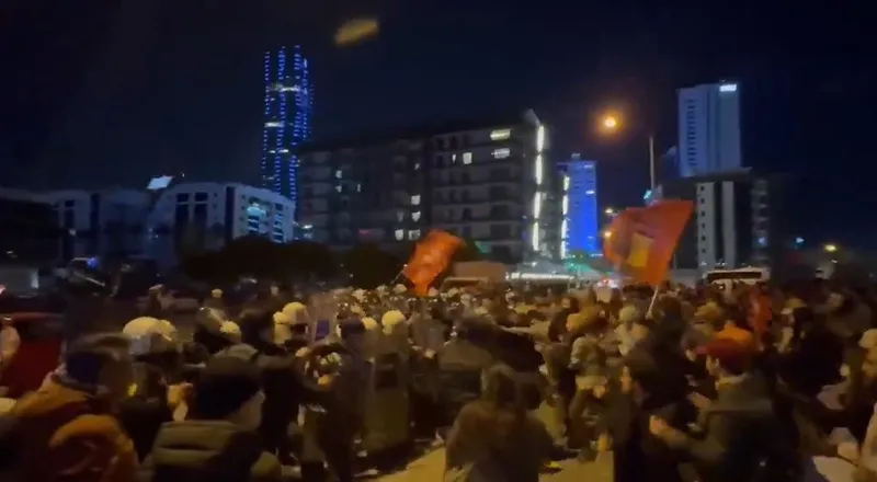 İzmir'de provokatörler polise saldırdı. (Ekran görüntüsü)