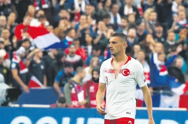 Merih Demiral’ın Fransa maçında yırtılan forması Riva’daki müzeye