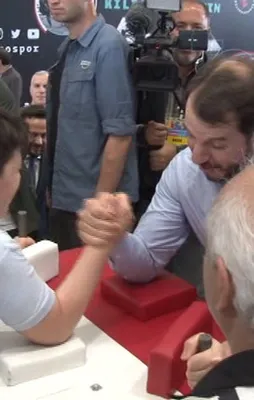 Bakan Albayrak, oğlu ile bilek güreşi yaptı