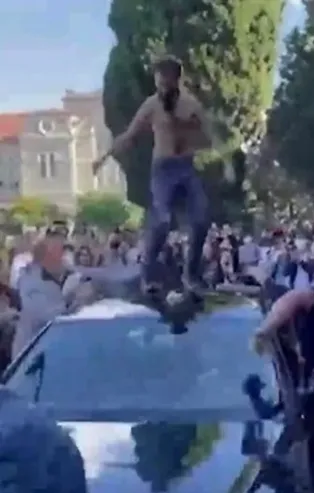 Boğaziçi Üniversitesi'nde öğrenciler rektör Naci İnci'nin arabasının üstüne çıktılar