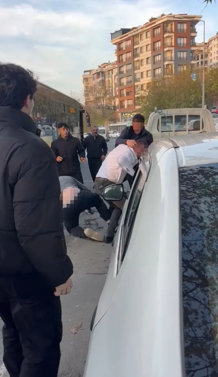Son dakika: Alibeyköy'de İETT otobüsündeki kavganın yeni görüntüleri ortaya çıktı! İETT şoförü polis memurunu böyle yumruklamış!-4