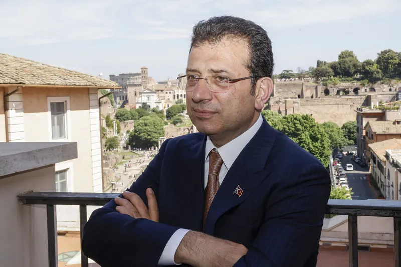 ekrem-imamoglu-chp-yandasi-gazetecilerin-romaya-istanbullunun-parasi-ile-goturuldugunu-itiraf-etti-ibb-karsila-1716299387685.jpg