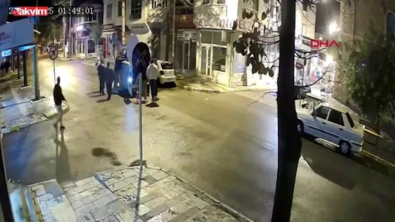 Isparta’da dehşet anları... Araç yan yattı, nefesler tutuldu! Baba bagajdan, bebek camdan çıkarıldı!