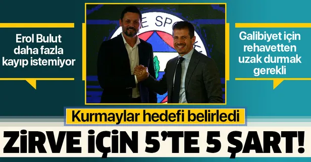 Fenerbahçe Teknik Direktörü Erol Bulut sportif direktör Emre Belözoğlu ile birlikte futbolcularla toplantı yaptı