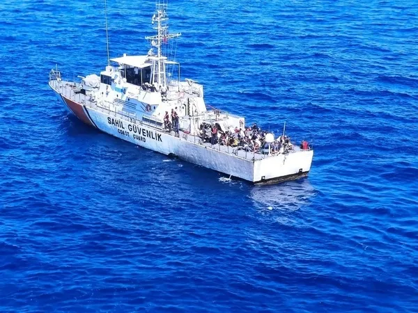 iste-yunanistanin-insanligi-olume-terk-ettigi-iki-kucuk-kardes-can-verdi-1663147584249.jpg Yunanistan'ın mezalimi: İki küçük çocuğun ölümüne sebep oldular! Acılı baba dehşeti anlattı-6