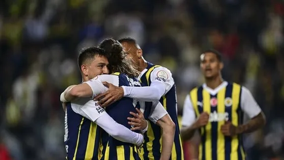 Fenerbahçe ezeli rakibinin forvetini alıyor! Bu transfer Süper Lig’i sallar