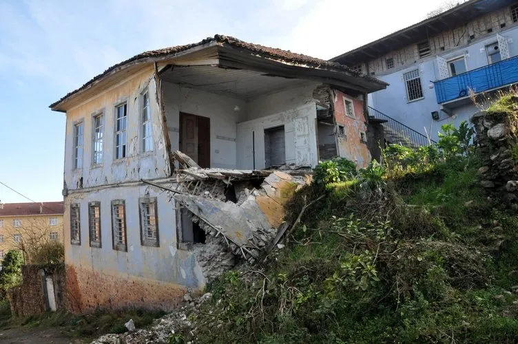 Trabzon'da binalar yan yattı, yollar çöktü!