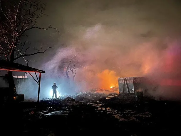 bursada-faliyet-gosteren-geri-donusum-fabrikasi-alev-alev-yandi-1638579240792.jpeg Bursa'da faaliyet gösteren geri dönüşüm fabrikası alev alev yandı!-3