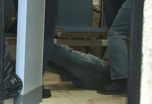 SON DAKİKA: Beyoğlu'nda dehşet anları: Boğazından bıçaklayıp kaçtı-3
