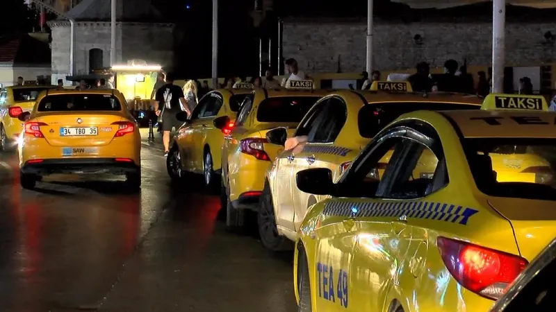 zamli-taksi-ucretleri-ne-kadar-oldu-istanbul-ulasim-zammi-ile-indi-bindi-kac-tl-1736929155313.jpg