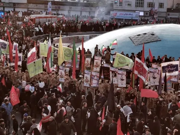 Kasım Süleymani'nin cenaze namazını kıldıran Hamaney gözyaşlarını tutamadı!-2