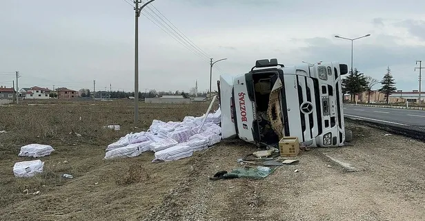 Afyonkarahisar'da kontrolden çıkan tır devrildi! Malzemeler araziye saçıldı