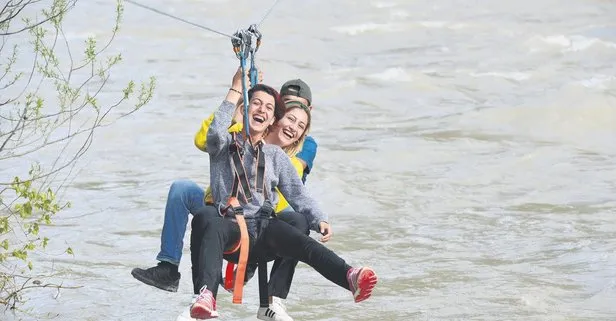 Munzur Çayı’nda zipline keyfi