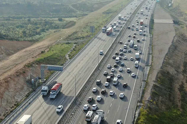 Tam kapanma öncesi İstanbul'dan kaçış başladı! Trafik kilitlendi