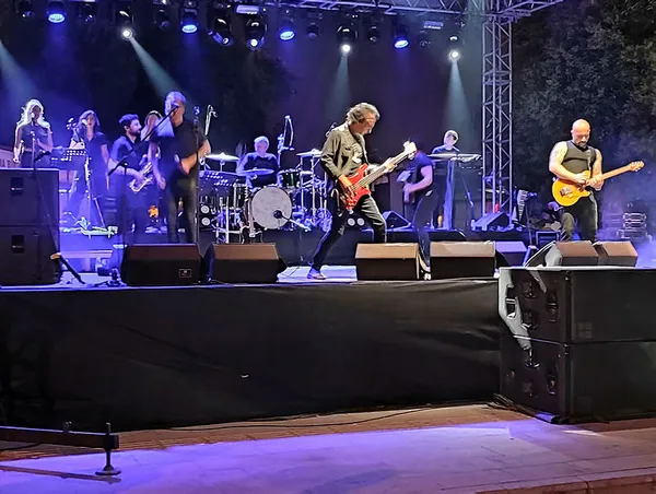haluk-levent-hatayin-anavatana-katilisinin-82nci-yili-kutlamalarinda-sahne-aldi-sevenlerine-unutulmaz-bir-aksam-yasatti-1627074634497.jpg Haluk Levent Hatay'ın anavatana katılışının 82'nci yılı kutlamalarında sahne aldı! Şarkılarıyla hem coştu hem coşturdu-1