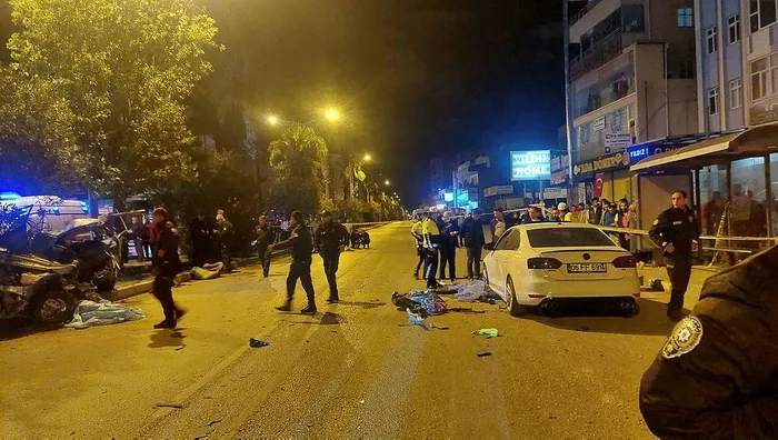 Adana‘da feci kaza! Ağaca çarpan otomobil ikiye bölündü: 3 ölü, 2 yaralı-4