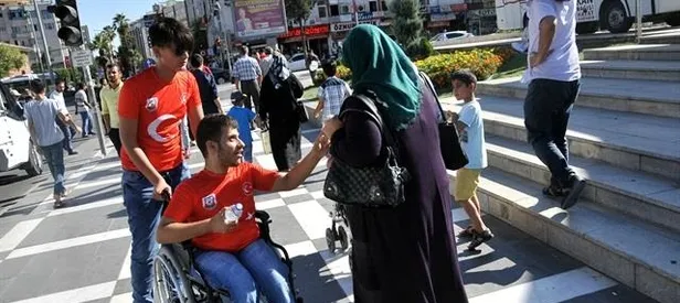 Provokasyonlara karşı gül dağıttılar