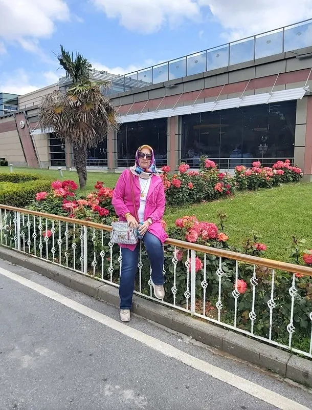 ogrencilerine-siper-olan-ayla-ogretmenin-oglu-konustu-derse-girince-butun-sikintilarini-unuttugunu-soylerdi-1776440295061.jpeg Öğrencilerine siper olan Ayla öğretmenin oğlu konuştu: Derse girince bütün sıkıntılarını unuturdu-3