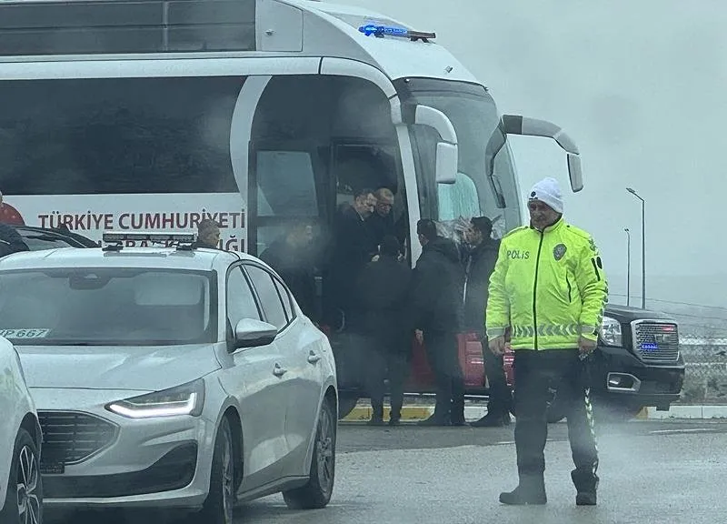 Başkan Recep Tayyip Erdoğan, havalimanı çıkışında otobüsünü durduran Cafer Karaduman ile sohbet etti. Karaduman'ın sohbet sırasında, 2003 yılında İzmir'de trafik kazasında vefat eden kayınpederi Kepsut Müftüsü Ali Şahin (sol 4) ile Erdoğan'ın asker arkadaşı olduğunu anlattığı, Erdoğan'a askerlik fotoğrafını gösterdiği öğrenildi. (AA)