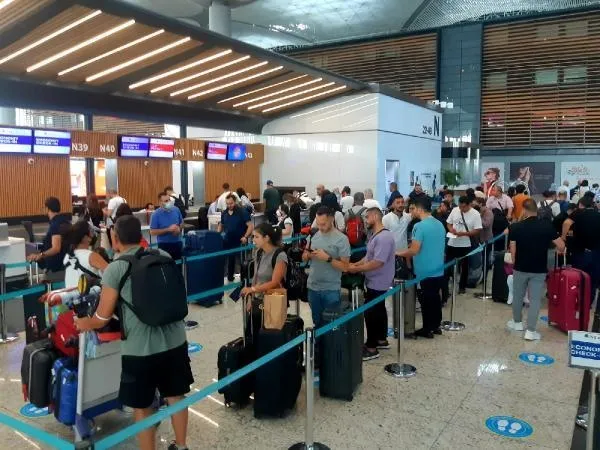 İstanbul Havalimanı'nda 'bayram tatili' rekoru: Bin 422 uçuş 230 bin yolcu-2