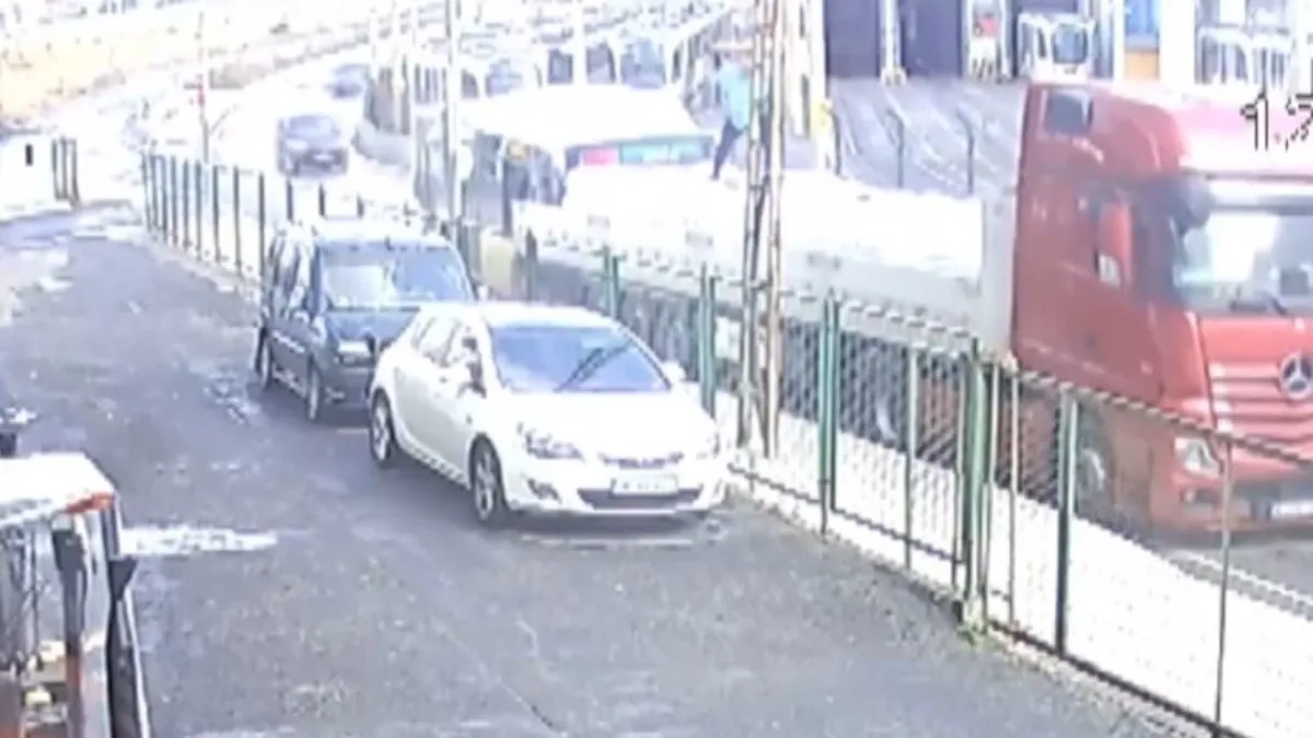 İETT otobüsü duran TIR’a çarptı! İşte o anlar